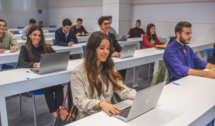 La Universidad Loyola ofrece más de 550 premios a la excelencia para nuevos estudiantes de másteres
